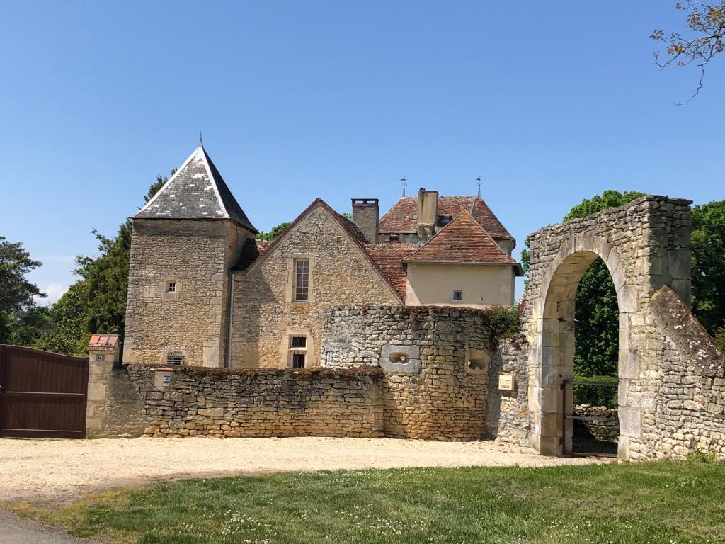 un viejo castillo con un arco en un patio en O2 Tours, en Ourouer-lès-Bourdelins