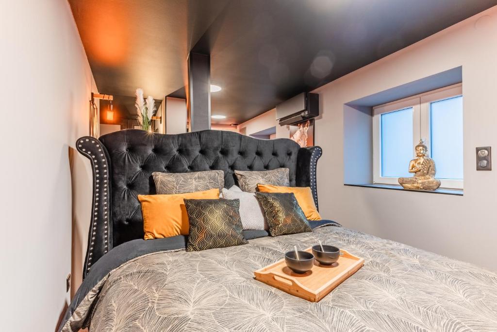 Tempat tidur dalam kamar di Loft sous les colombages d'Alsace / Sauna / Jacuzzi / Netflix / Wifi