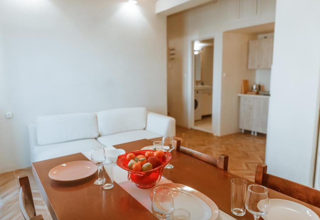 una mesa de comedor con un bol de fruta. en Central house, en Agios Nikolaos