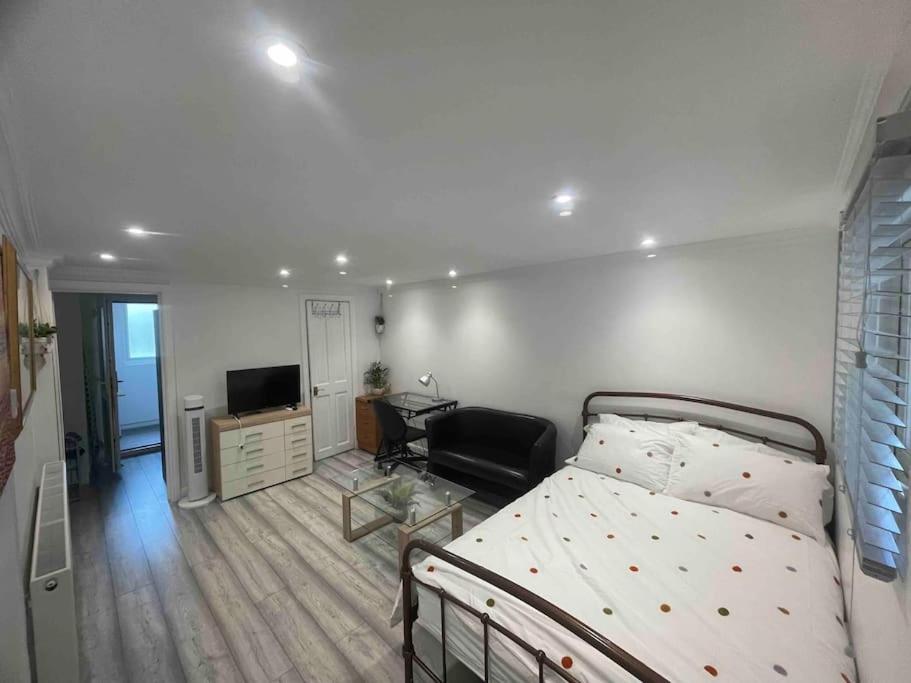 1 dormitorio con 1 cama y sala de estar en Adorable 1-bedroom entire place with free parking, en Cambridge