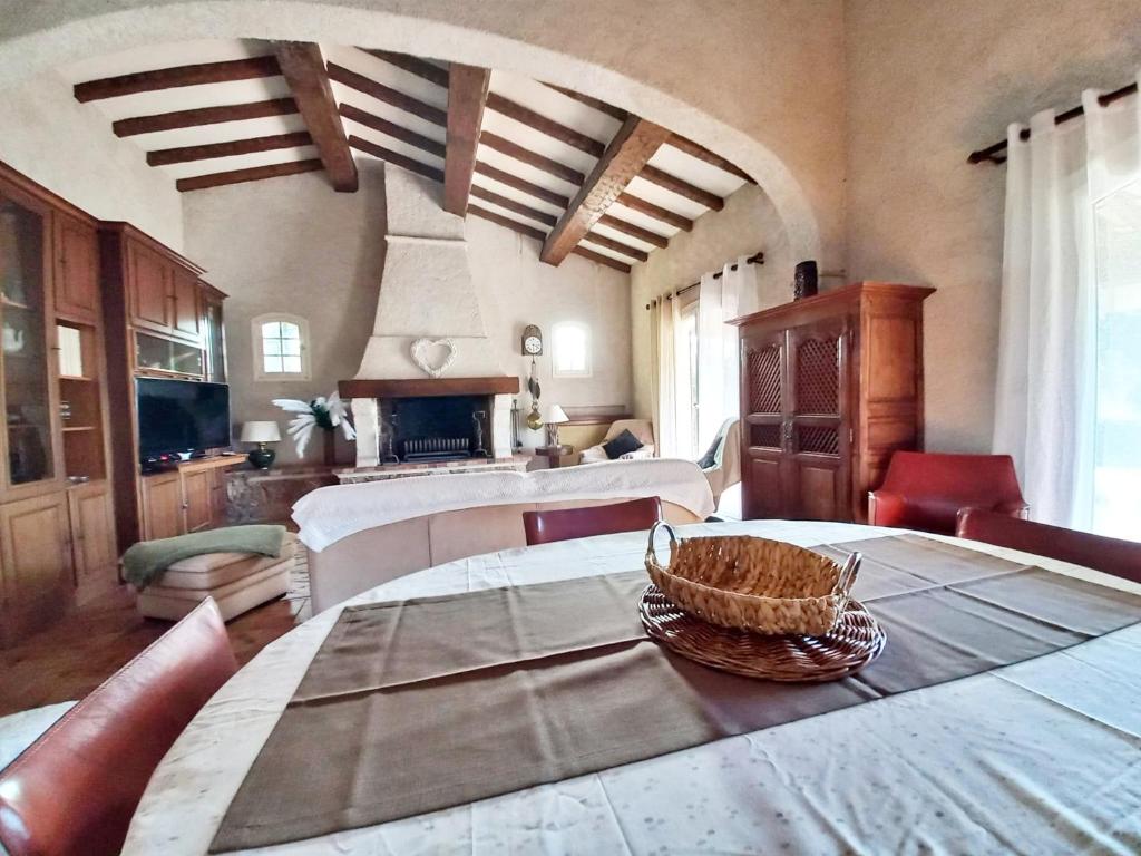 um quarto amplo com uma mesa e uma cozinha em Agay, Villa Belle Époque-Piscine-WIFI-Vue Mer em Saint-Raphaël