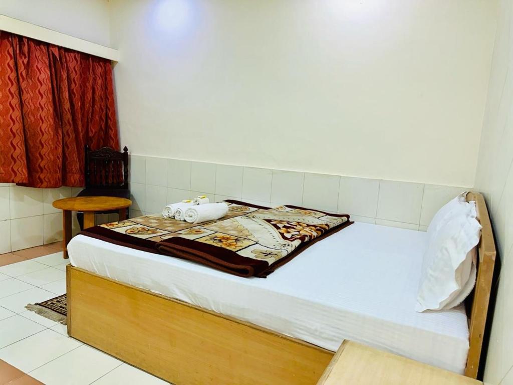 Postel nebo postele na pokoji v ubytování Hotel Sheela, 100m from Taj Mahal