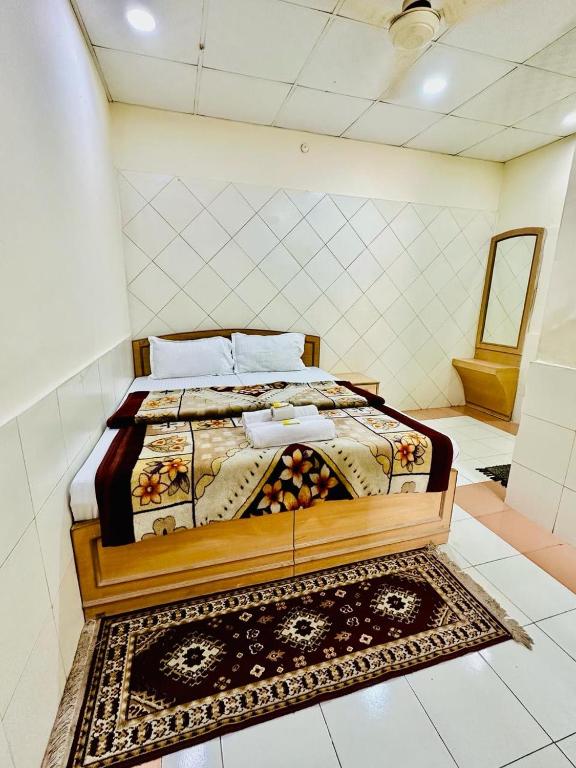 Postel nebo postele na pokoji v ubytování Hotel Sheela, 100m from Taj Mahal