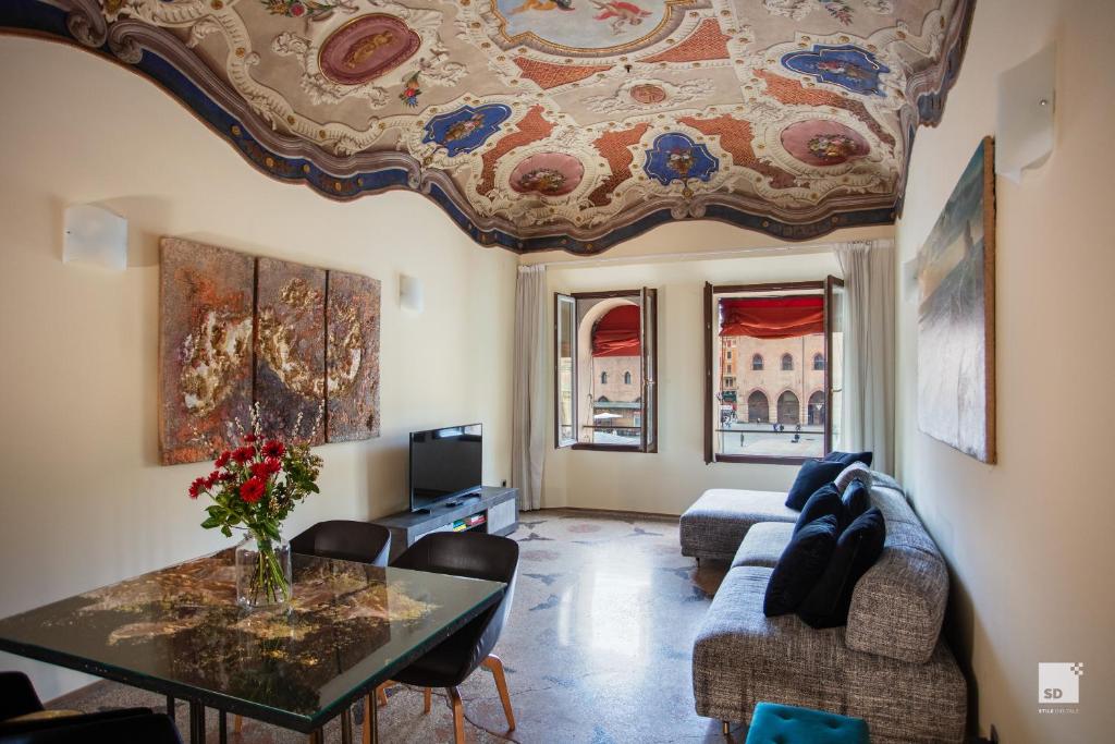 ein Wohnzimmer mit einem Sofa und einem Tisch in der Unterkunft Urbanicooh Paracelso - Piazza Maggiore View in Bologna