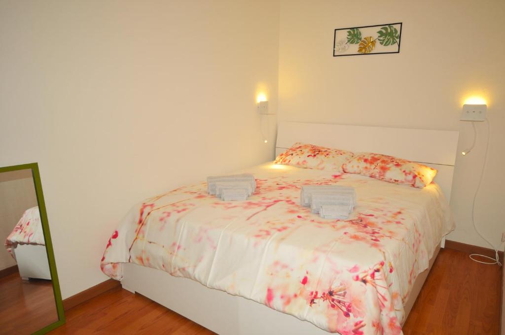 Domus Padova Centro Storico في بادوفا: غرفة نوم عليها سرير وعلبتين