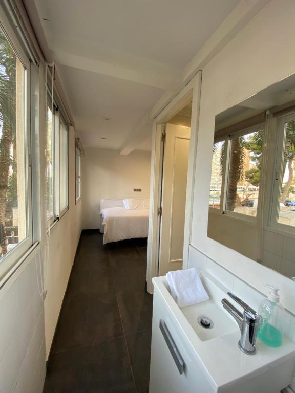 Posteľ alebo postele v izbe v ubytovaní Apartamento Torre Yago primera linea playa Benidorm con Wi-Fi & AC