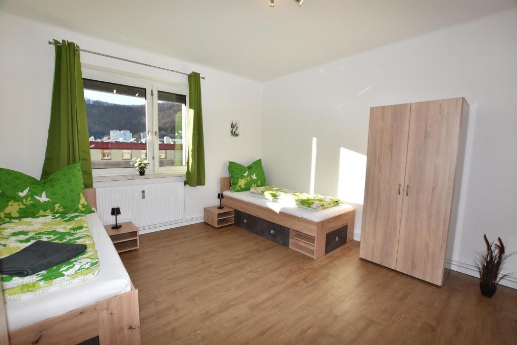 una camera con letto, finestra e tavolo di Perfekt Für Gruppen, 5 Einzelbetten a Graz