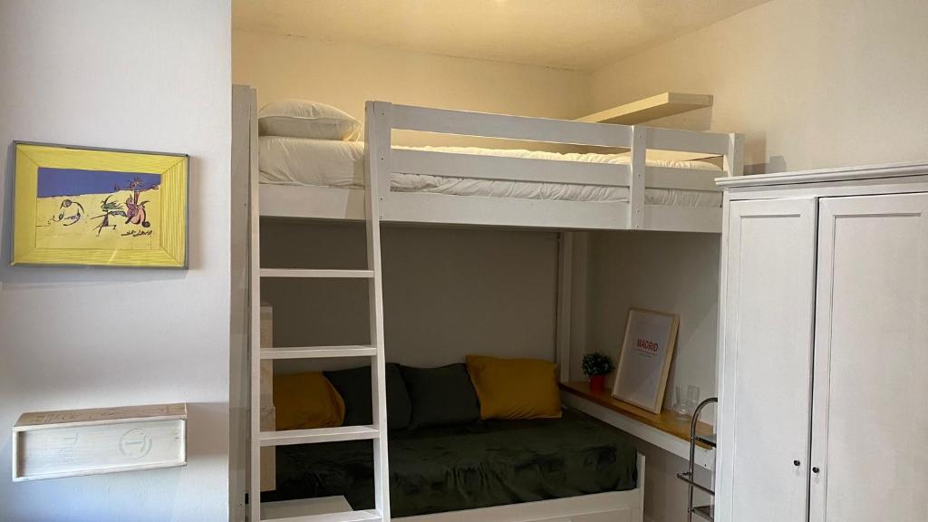 Habitación pequeña con litera y escalera en Apartamento en el casco antiguo, en Madrid