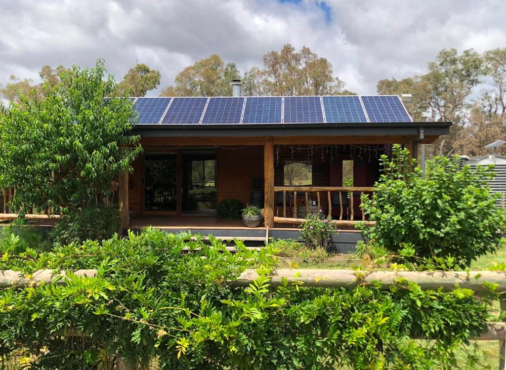 Yea的住宿－Starlight Lodge，屋顶上设有太阳能电池板的房子