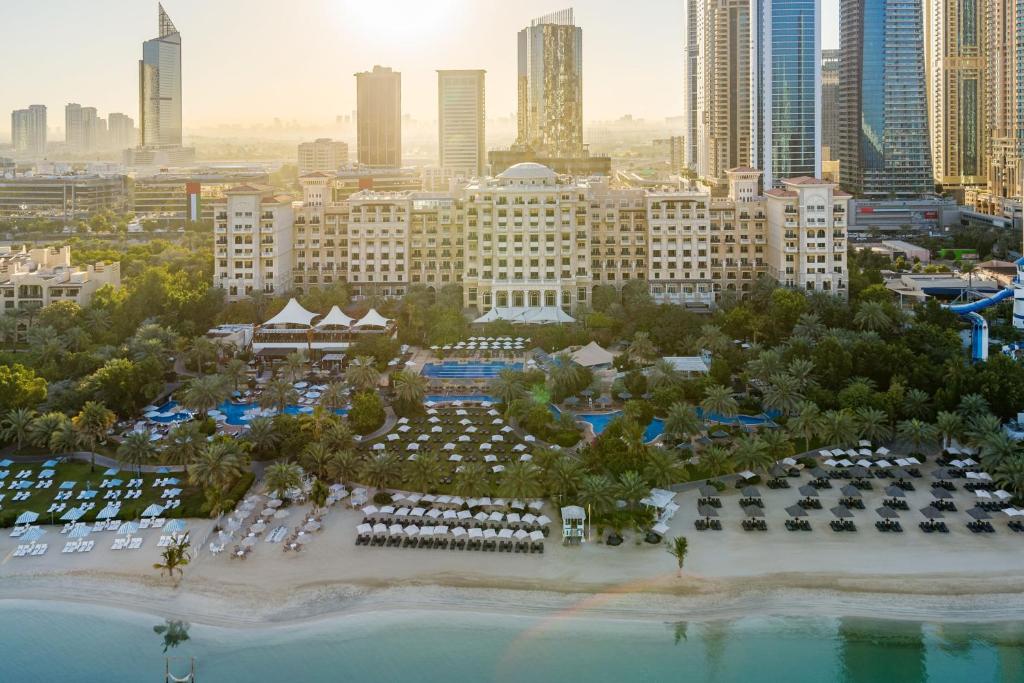 The Westin Dubai Mina Seyahi Beach Resort and Waterpark في دبي: اطلالة جوية على منتجع مع شاطئ