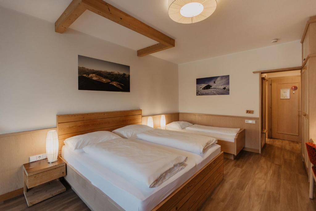 Postel nebo postele na pokoji v ubytování Parkhotel Matrei