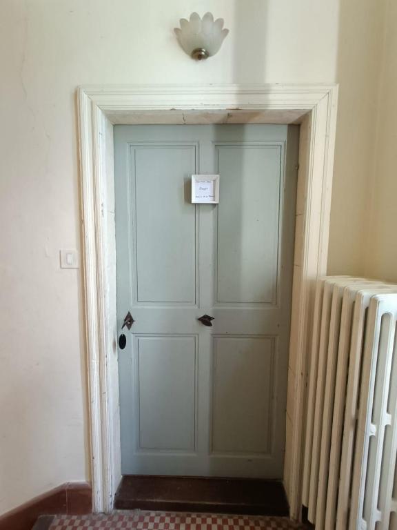 une porte munie d'un panneau à côté d'un radiateur dans l'établissement Maggie 3 personnes, à Pont-Saint-Esprit