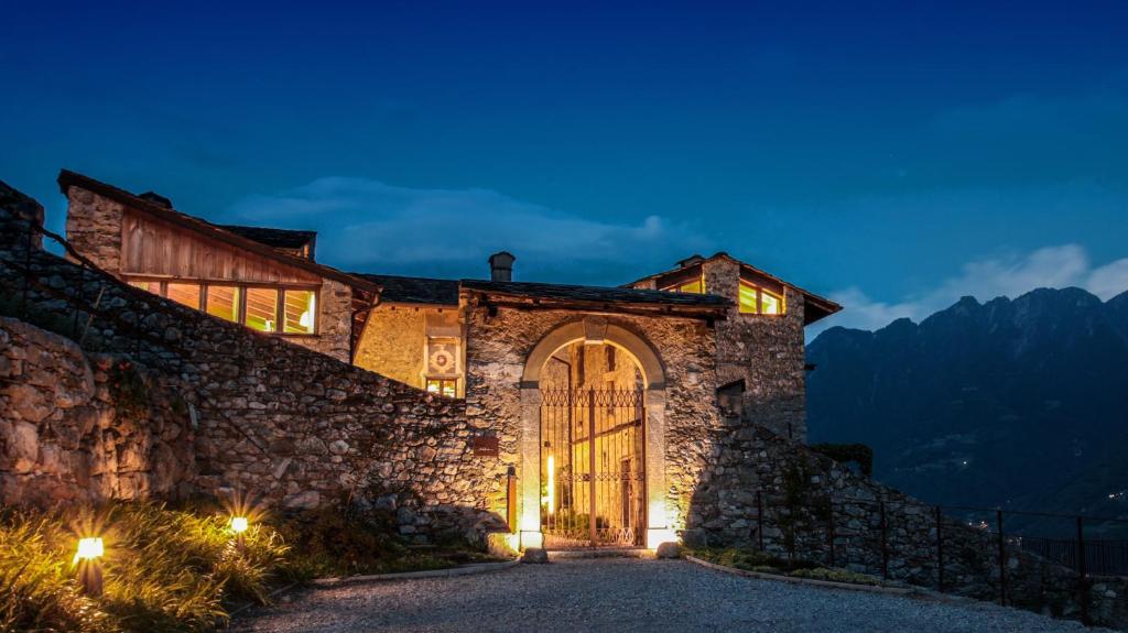 un edificio de piedra con una gran puerta de madera en Borgo Selvapiana en Morbegno