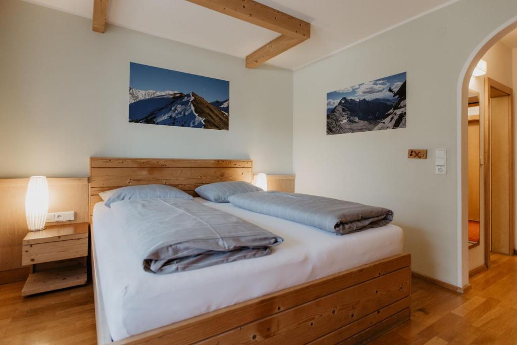 Postel nebo postele na pokoji v ubytování Parkhotel Matrei