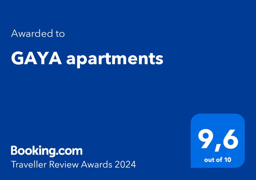 een blauw bord met de tekst toegekend aan gaya apartments bij GAYA apartments in Athene