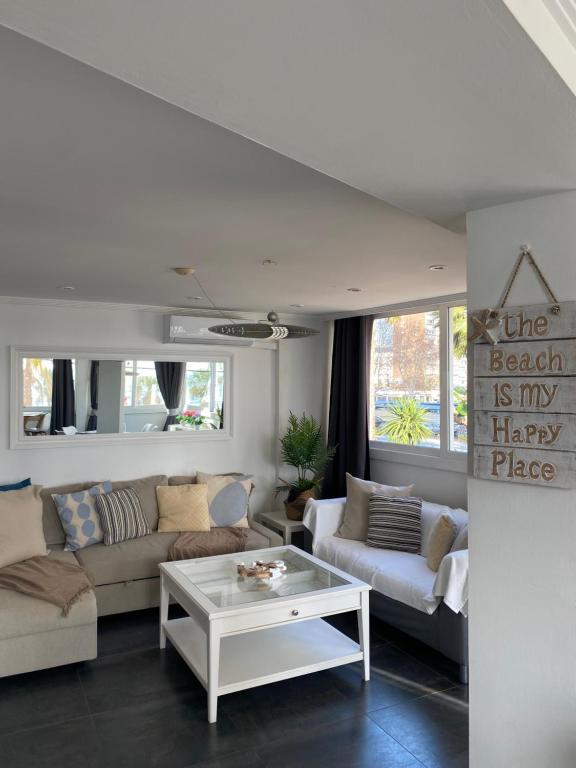 Posedenie v ubytovaní Apartamento Torre Yago primera linea playa Benidorm con Wi-Fi & AC