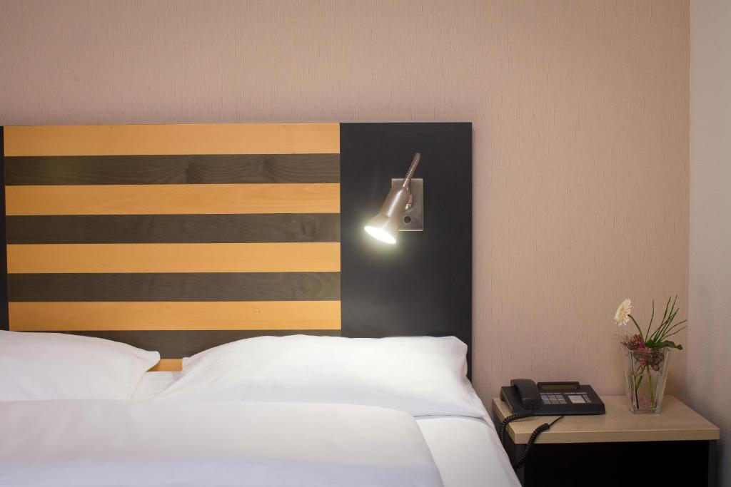 Postel nebo postele na pokoji v ubytování Lindner Hotel Frankfurt Hochst, part of JdV by Hyatt