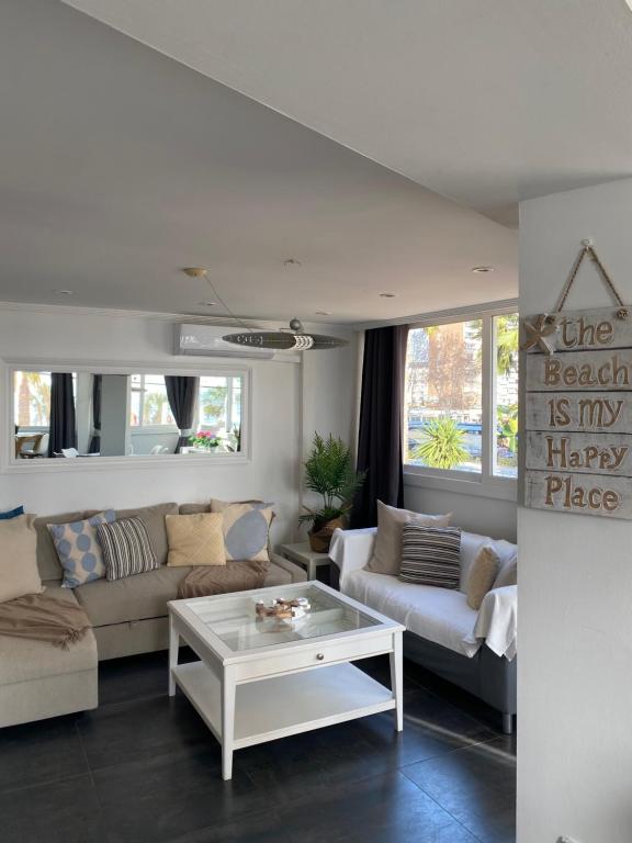 Posedenie v ubytovaní Apartamento Torre Yago primera linea playa Benidorm con Wi-Fi & AC