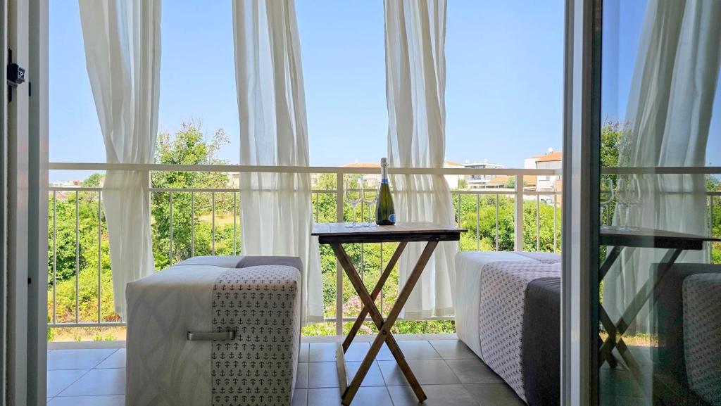 Zimmer mit einem Balkon mit Tisch und Stühlen in der Unterkunft Sonia in Novigrad Istria