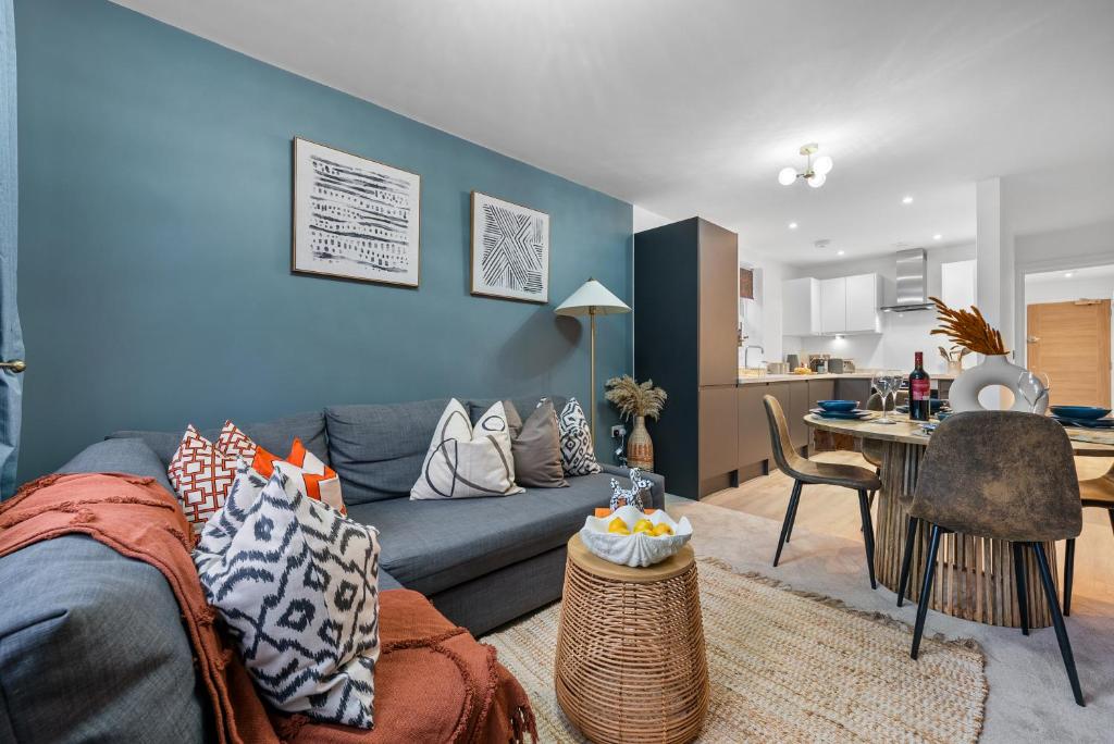 sala de estar con sofá azul y mesa en 1 BR, central Southampton, Stunning Apt by Blue Puffin Stays, en Southampton