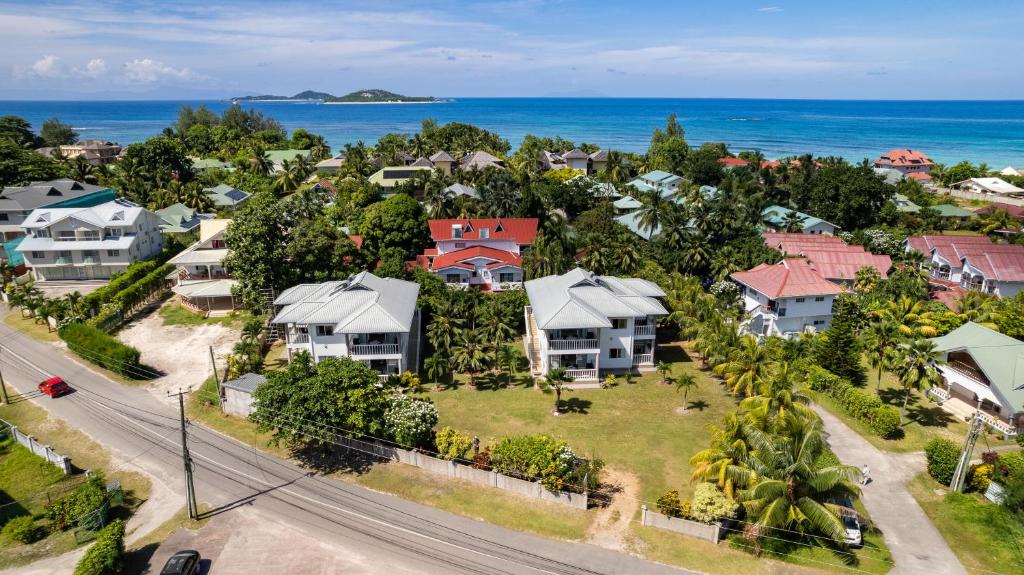 una vista aérea de un barrio residencial con casas y el océano en Casa Tara Villas en Grand'Anse Praslin