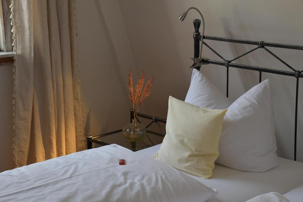 バート・ヴィンツハイムにあるIckelhaus 2のベッド(白いシーツ、枕付)