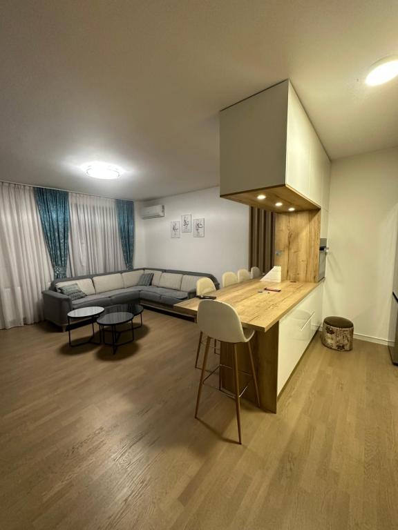 eine Küche und ein Wohnzimmer mit einem Tisch und Stühlen in der Unterkunft Sarajevo Exclusive Apartment with Free garage in Sarajevo