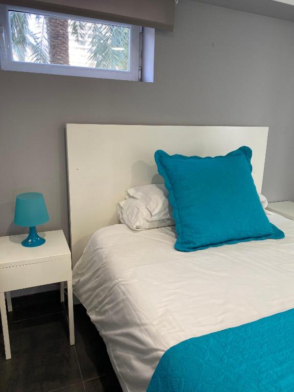 Posteľ alebo postele v izbe v ubytovaní Apartamento Torre Yago primera linea playa Benidorm con Wi-Fi & AC