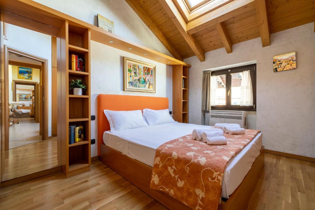 - une chambre avec un lit et une étagère dans l'établissement Apartment By the Ferry - Menaggio, à Menaggio