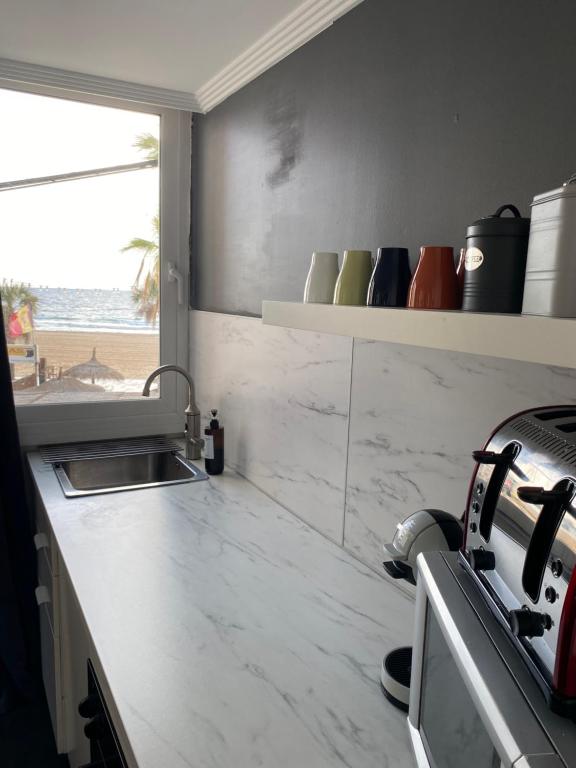 Kuchyňa alebo kuchynka v ubytovaní Apartamento Torre Yago primera linea playa Benidorm con Wi-Fi & AC