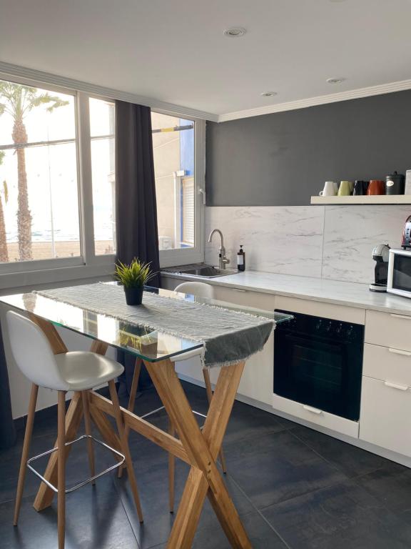 Kuchyňa alebo kuchynka v ubytovaní Apartamento Torre Yago primera linea playa Benidorm con Wi-Fi & AC