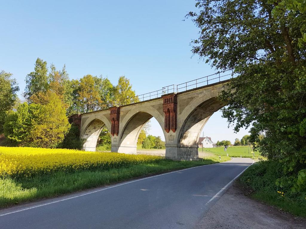 Langenleuba-NiederhainにあるFerienwohnung am Viaduktweg Familie Romanの道路脇の橋