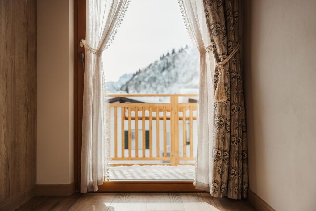 Nespecifikovaný výhled na hory nebo výhled na hory při pohledu z hotelu