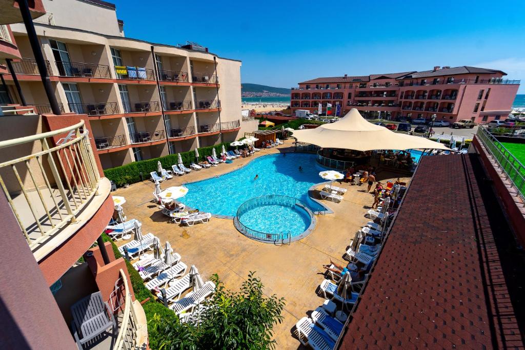 een uitzicht over een zwembad in een hotel bij MPM Hotel Orel - Ultra All Inclusive in Sunny Beach