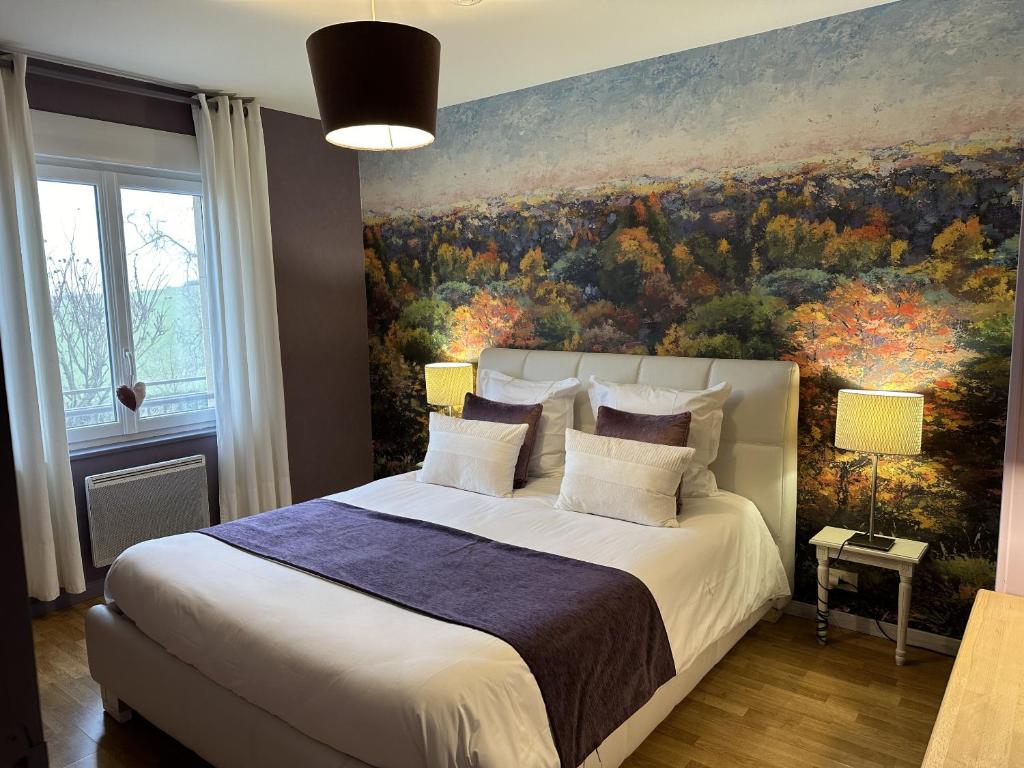 ein Schlafzimmer mit einem großen Bett und einem Gemälde an der Wand in der Unterkunft L'Intemporel in Cernay-lès-Reims