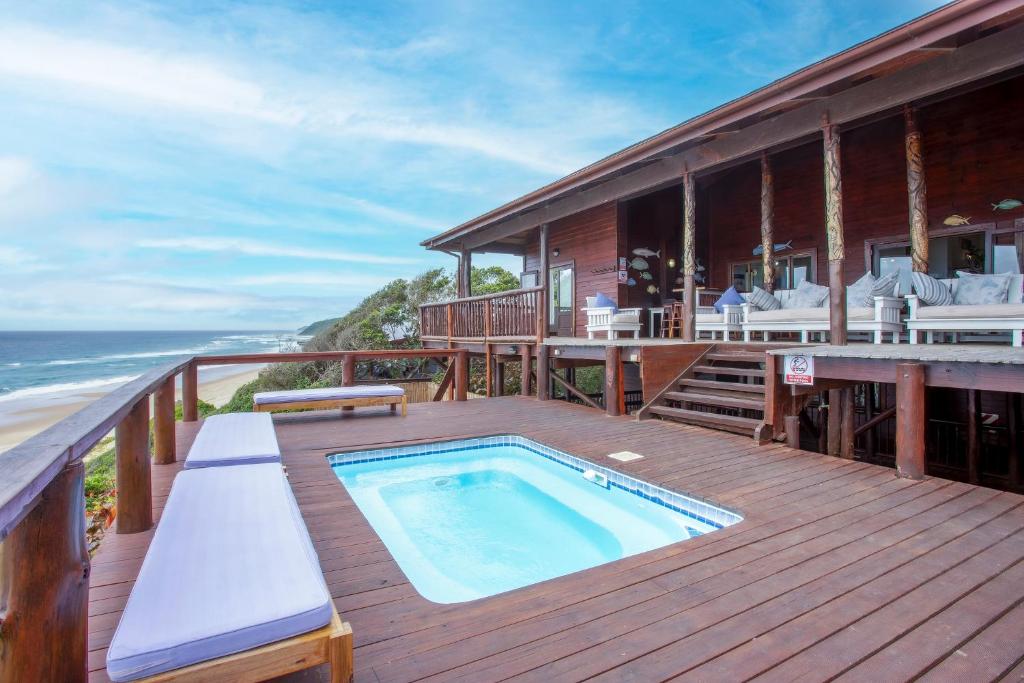 ein Haus mit einem Pool auf einer Terrasse in der Unterkunft Mar Azul 1B in Ponta Malangane