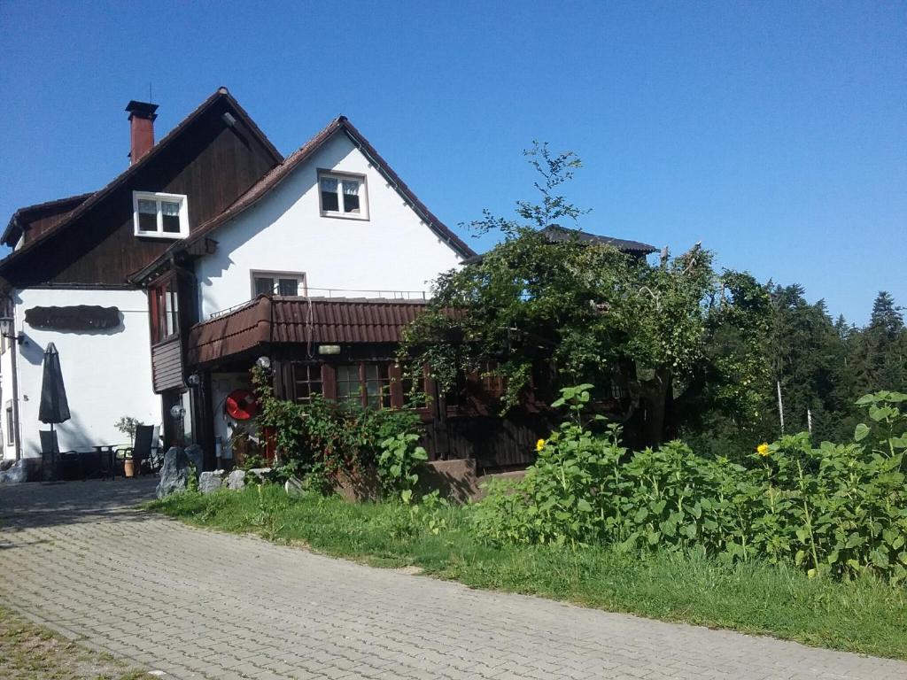 a white house with a brown roof at Haus Biggi - Ferienwohnung Hochgrat in Weiler-Simmerberg