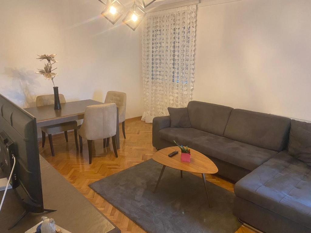 een woonkamer met een bank en een tafel bij Vlada apartment 2 in Vranje