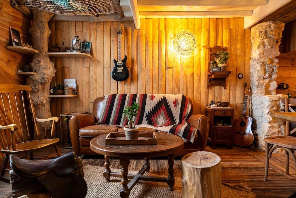 un salon avec un canapé et une table dans l'établissement la Kahutte, à La Rochelle