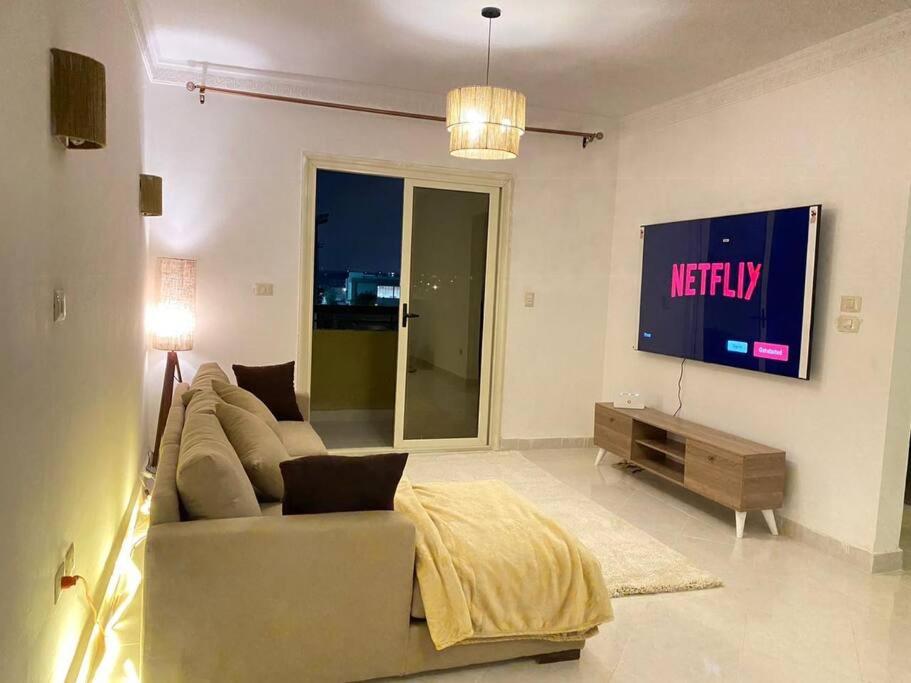 TV a/nebo společenská místnost v ubytování Luxury house in cairo with a view