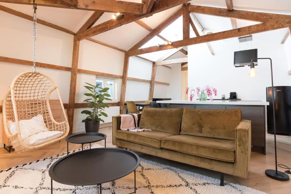uma sala de estar com um sofá e duas mesas em Cozy B&B Prinsengracht em Amesterdão