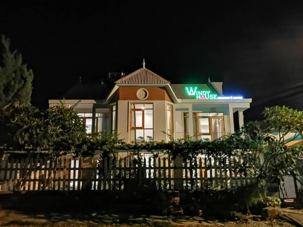 Un bâtiment avec un panneau en haut dans l'établissement Vindy House, à Đà Lạt