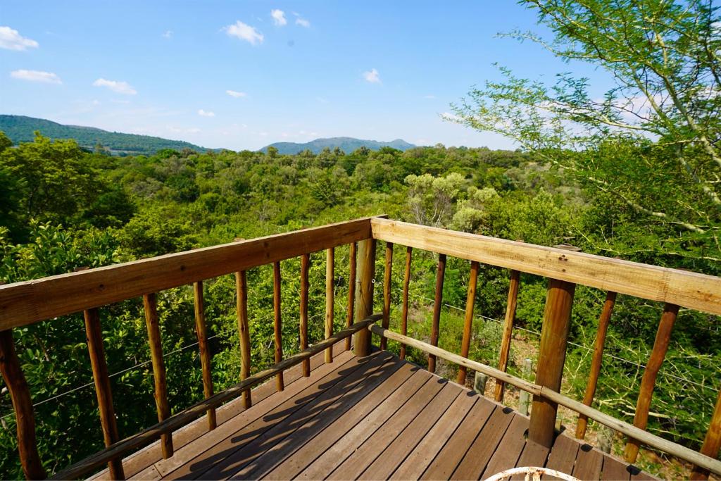 - Balcón de madera con vistas al bosque en Rustic River & Bush Escape, en Buffelspoort