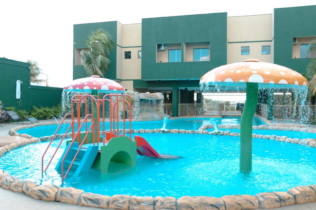 uma piscina com um parque aquático com um escorrega aquático em Family Eco Thermas em Olímpia