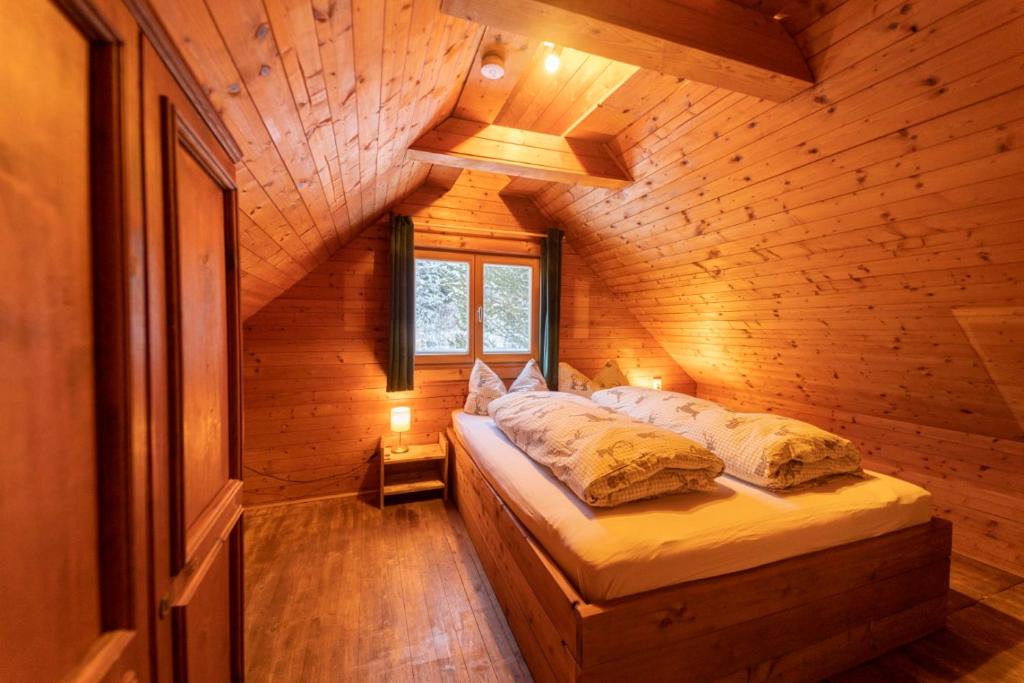 Postel nebo postele na pokoji v ubytování Almhütte Hebalm mit Whirpool