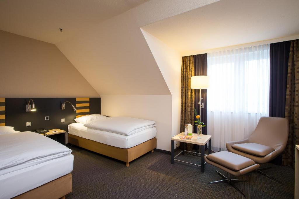 Postel nebo postele na pokoji v ubytování Lindner Hotel Frankfurt Hochst, part of JdV by Hyatt