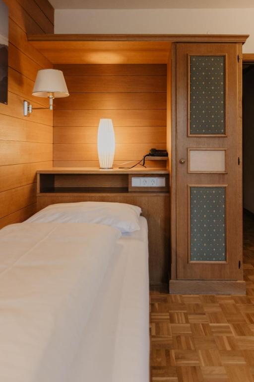 Postel nebo postele na pokoji v ubytování Parkhotel Matrei