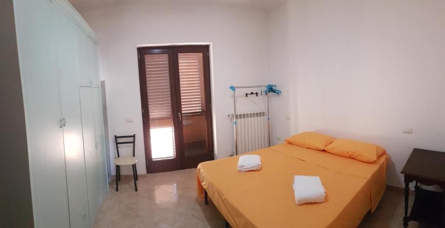 una camera da letto con un letto e due asciugamani di Badisco Vacanze a Otranto