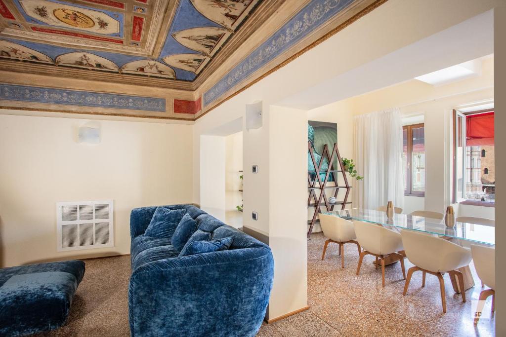 Urbanicooh Garisenda - Piazza Maggiore View - Three-Bedroom Apartment