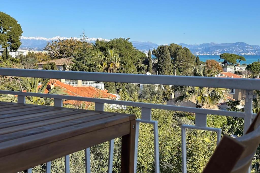 d'un balcon avec un banc en bois et une vue. dans l'établissement LAVERNE - Stunning Sea View T3 with South-Facing Terrace, à Antibes
